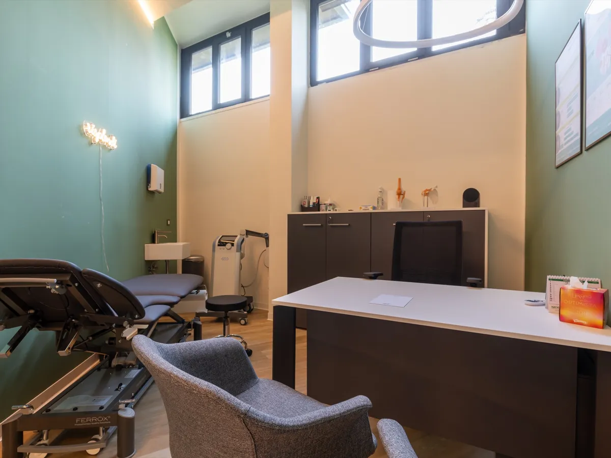 Studio medico di Basesana con la scrivania e il lettino