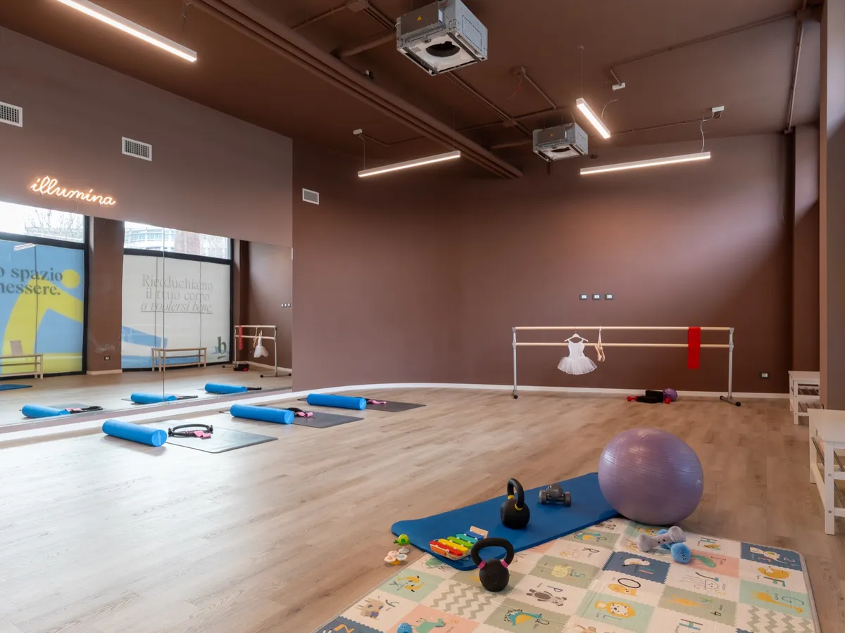 Sala corsi di Basesana con tappetini e attrezzi